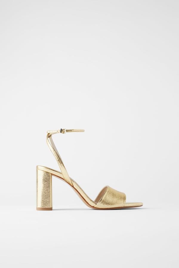 Sandalias doradas,  perfectas para complementar un look de invitada , con tacón ancho y pulsera al tobillo, de los Special Prices de Zara (15,99 euros).