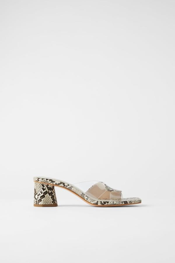 Sandalias de tacón ancho con estampado de serpiente y tiras de vinilo, de los Special Prices de Zara (19,99 euros).