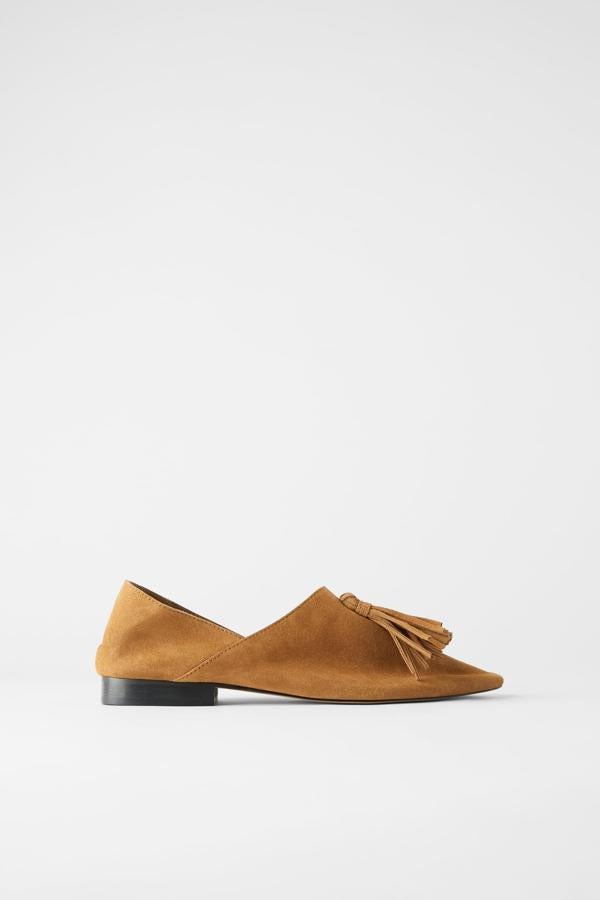 Mocasines de ante tipo babuchas con borlas, de los Special Prices de Zara (19,99 euros).