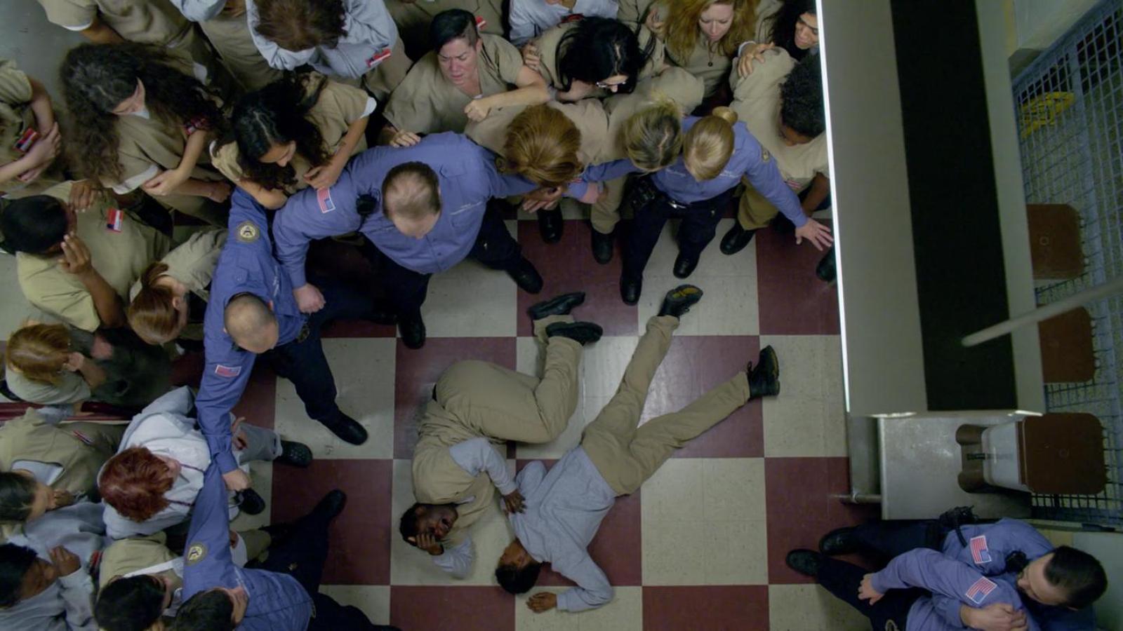 Los afroamericanos son el 12% de la población estadounidense... pero en las cárceles representan el 33%. Y la divertidísima, salvaje y reivindicativa 'Orange Is The New Black' (Netflix) se hace eco de este hecho. Especialmente reivindicativo es el episodio en el que Poussey (Samira Wiley, Moira en 'El cuento de la criada) es asesinada a manos de un guardia de una forma escalofriantemente similar al caso Floyd. De forma profética, su muerte despierta una ola de indignación entre sus compañeras que acaba en motín carcelario.