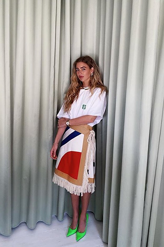 Emili Sindlev lleva una original falda a la rodilla con cierre pareo.