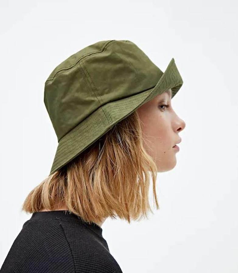 En color caqui, este gorro bucket de Pull&Bear parece de los de pescador de verdad (9,99 euros).