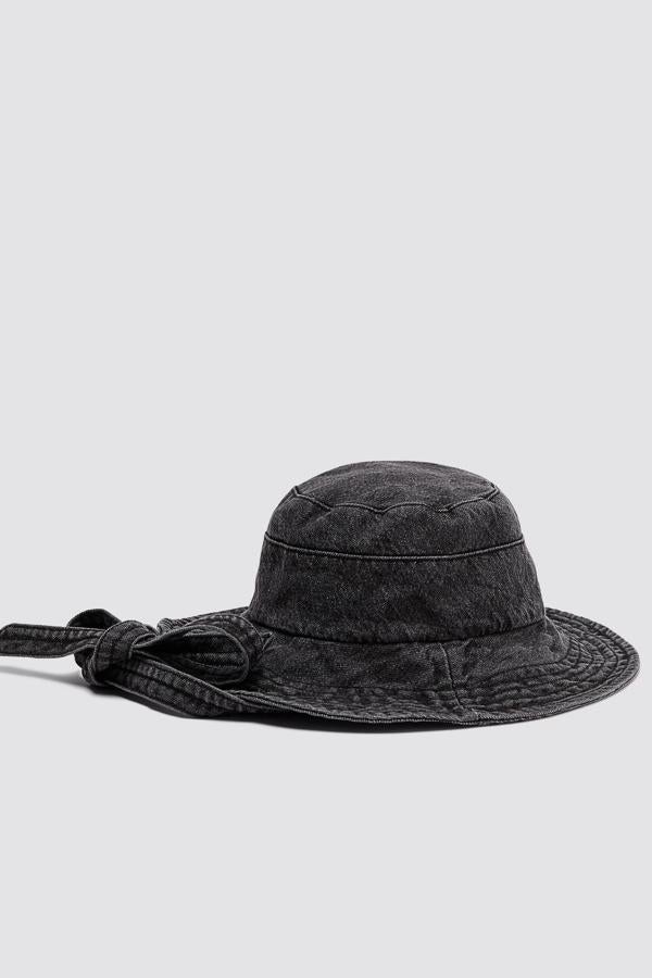 Sombrero bucket de Zara, en tejido denim con efecto lavado (17,95 euros).
