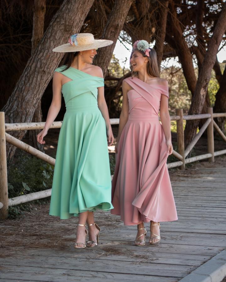 En Miphai puedes encontrar vestidos de invitada tan ideales como estos midi en tonos pasteles (185 euros).