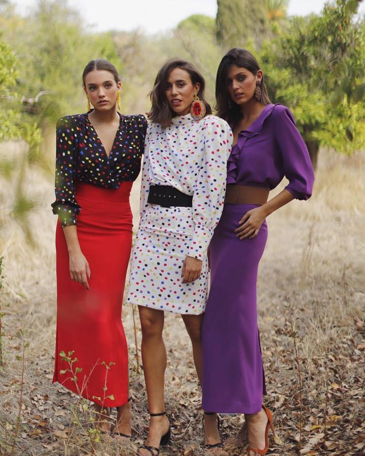 Barey Collection tiene prendas tan ideales como este conjunto de lunares con top de manga larga y falda mini (90 euros).