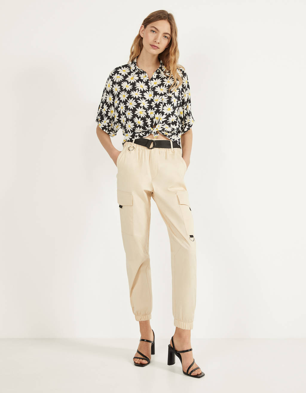 Camisa con estampado de margaritas de Bershka.  (15,99 euros) .