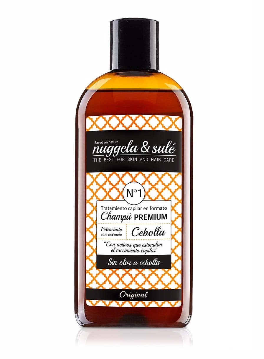 El champú de cebolla de Nuggela & Sulé es ya todo un clásico. Fue la primera firma en conseguir esta fórmula de cebolla roja, glucógeno marino y sales del mar muerto que acelera el crecimiento de la melena, evita su caída, aporta volumen y ayuda a mantener a raya la grasa. Un champú pàra todo tipo de cabellos con elq ue acertar.  (11,94 euros). ¡Rebajado en Amazon!
