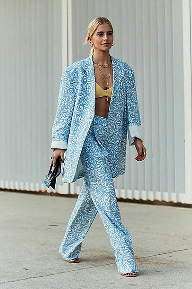 El mejor acompañante de un top sujetador es un traje oversize.