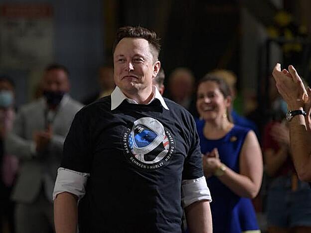Elon Musk durante el lanzamiento de su nave espacial.