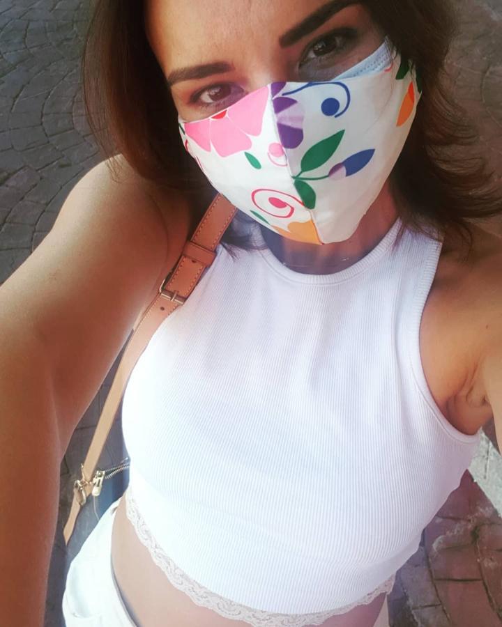 Chenoa dio color a su look total white con una mascarilla lavable de flores de Castaño de Indias.