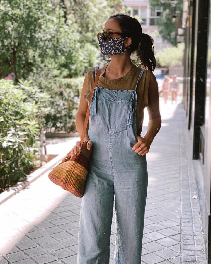 Marta Pombo combinó su peto vaquero con una mascarilla de flores de Gala Black.