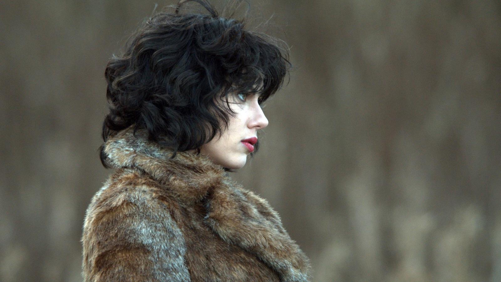 Llevábamos siete años esperando el estreno de 'Under the skin' (10 de julio), la película de culto de Jonathan Glazer sobre una alienígena (Scarlett Johansson) a la caza de hombres solitarios por las calles de Escocia.