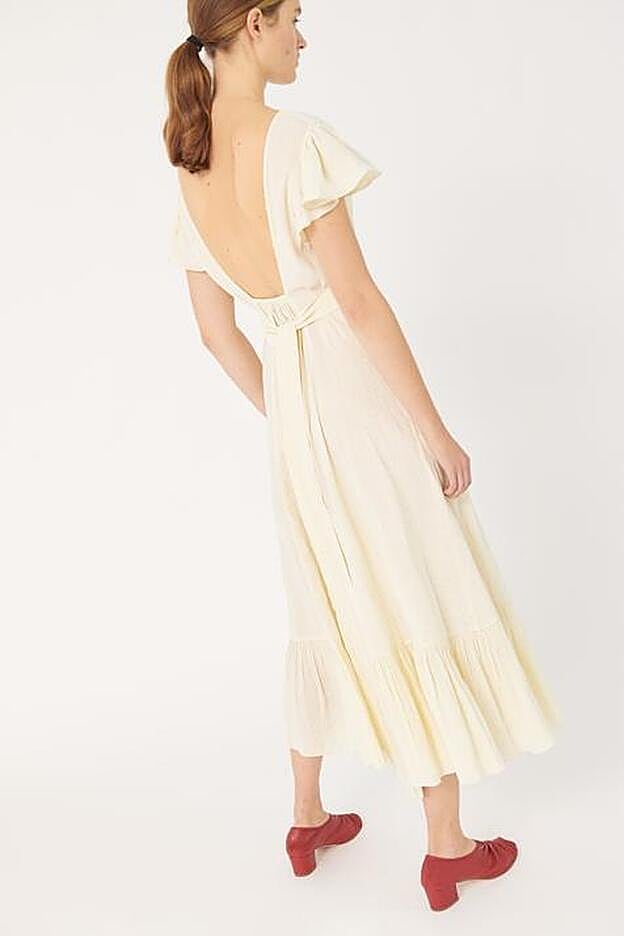 Uno de los detalles más bonitos del vestido es su espalda al aire, que acaba con un lazo.