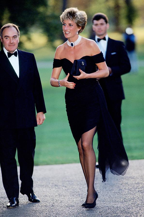 Cuando un vestido recibe un nombre propio no se puede obviar su importancia. La venganza es un plato que se sirve frío, pero la princesa Diana prefirió envolverlo en seda negra y, sin abrir la boca, gritar su mensaje al mundo tan alto y claro que no hubo lugar a dudas. Diseñado por la griega Christina Stambolian, fue elegido por Diana para asistir a una fiesta en Londres el 29 de junio de 1994, al mismo tiempo que se televisaba una entrevista con el príncipe Carlos en el que reconocía su adulterio. De aquí en adelante el ‘vestido de la venganza’ se ha convertido en una categoría estilística en sí misma.
