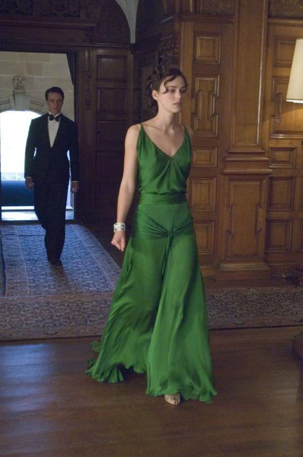 Solo el dramatismo de la película Expiación pudo estar a la altura del de este vestido verde con el que la actriz alcanzó el podio de las mujeres mejor vestidas del cine. Para conseguir el intenso tono esmeralda hizo falta mezclar hasta tres pigmentos en el proceso de teñido. Un trabajo recompensado ya que desde entonces siempre alcanza el primer puesto en las encuestas como el vestido más icónico de la historia del cine.