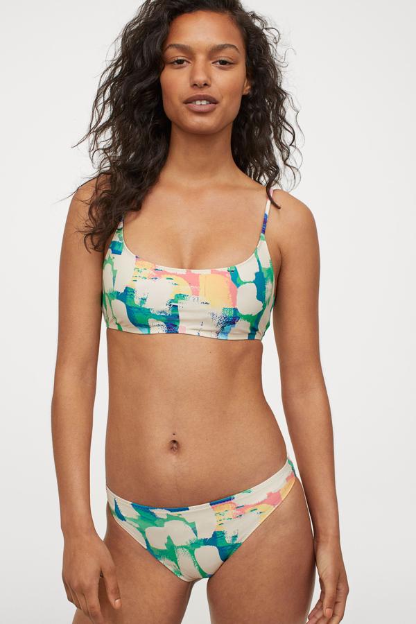Bikini con top sin aros y sin relleno, de tirante fino (14,99 euros) y braguita (9,99 euros), de la colección de verano Studio de H&M.
