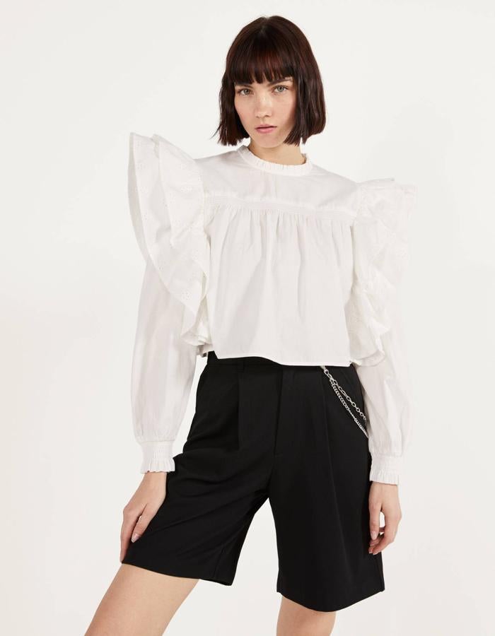 Blusa cropped con volantes XL, de  Bershka (25,99 euros).