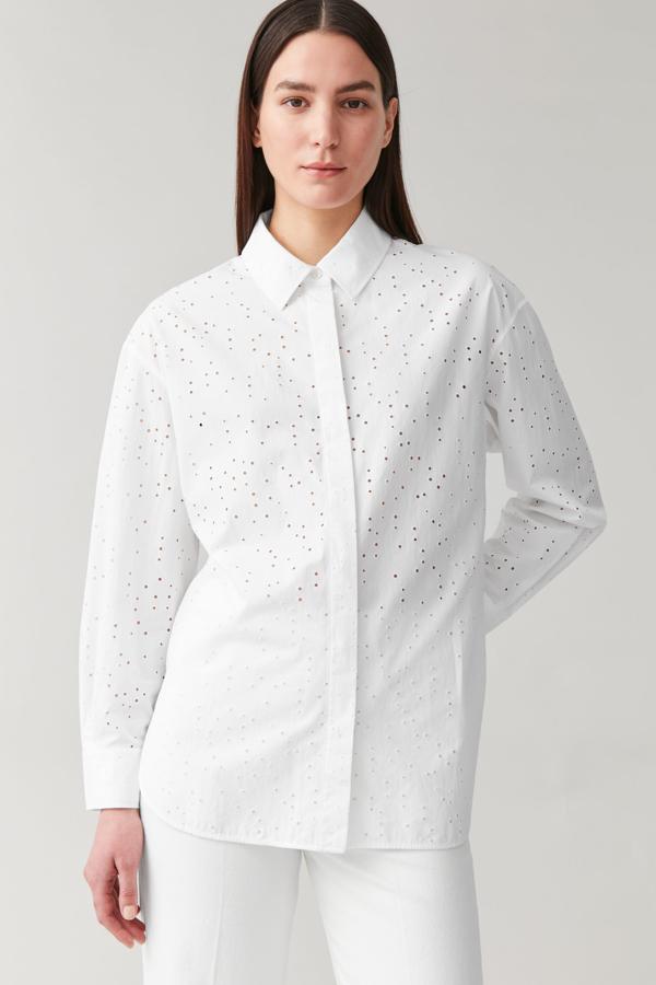Camisa de corte masculino con calado inglés, de Cos (79 euros).