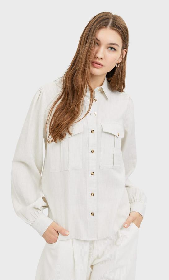 Blusa de algodón de diseño 'utility' de Stradivarius (19,99 euros).