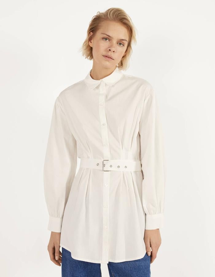 Camisa larga con costuras y cinturón, de  Bershka (19,99 euros).