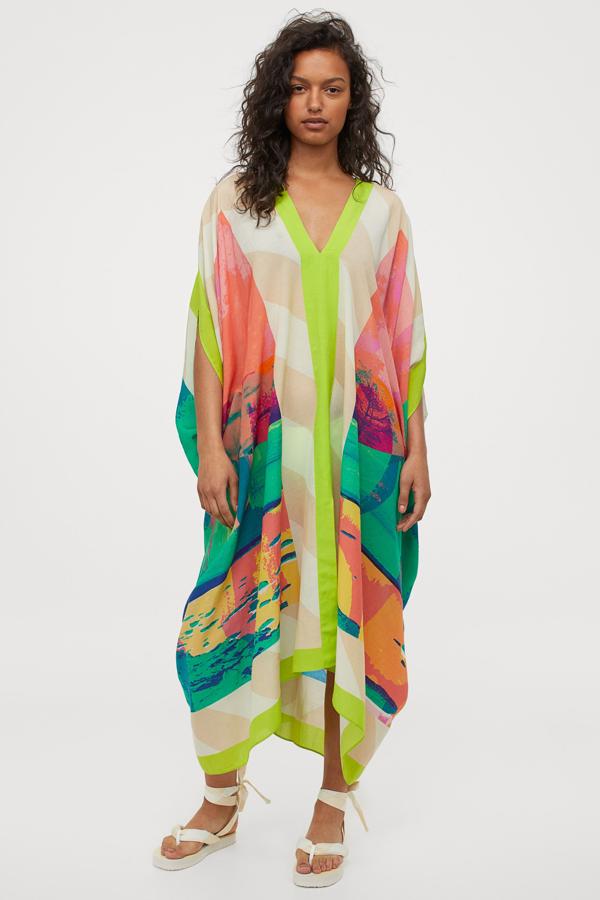 Caftán de gasa estampado con escote en pico, de la colección de verano Studio de H&M (99 euros).