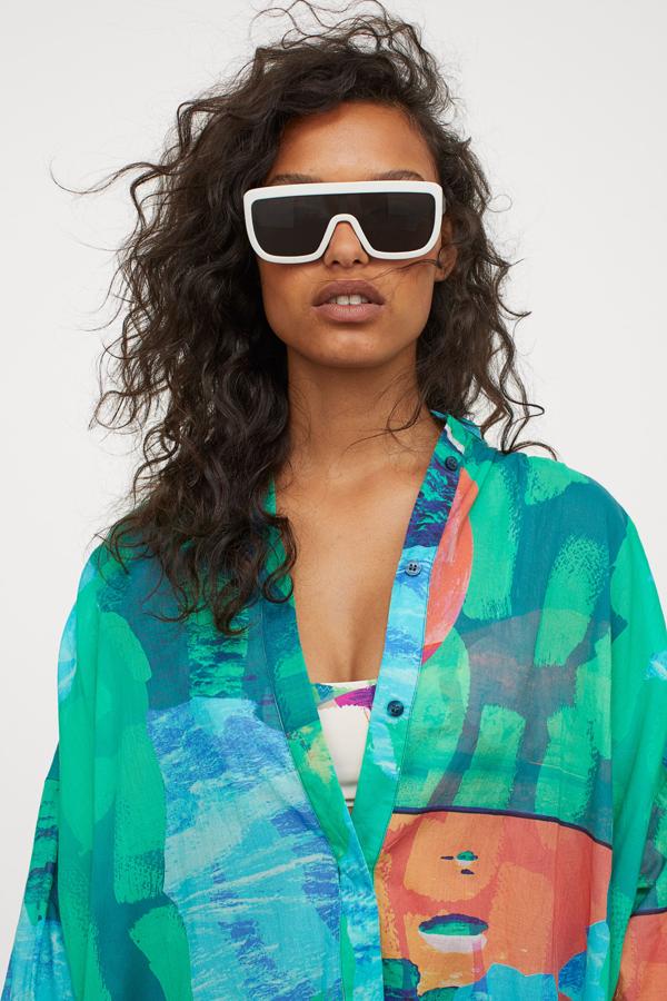 Gafas de sol de pasta blanca e inspiración futurista, de la colección de verano Studio de H&M (39,99 euros).