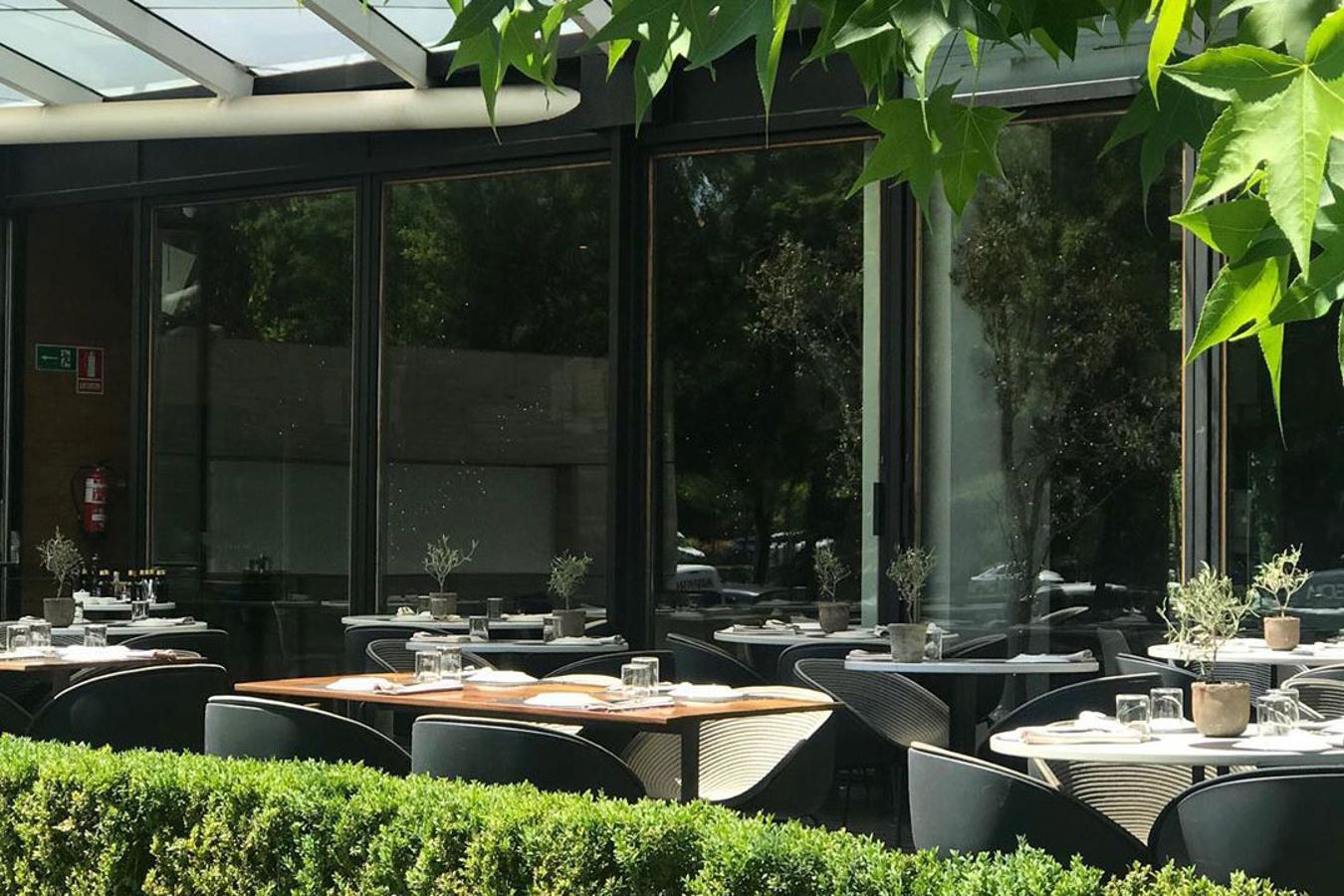 Uno de los dos restaurantes del grupo catalán  Tragaluz  (en la capital también está el Bar Tomate), el  Luzi Bombón , ha reabierto la preciosa terraza y te pone súper fácil reservar. Puedes hacerlo a través de su web o por el teléfono: 91 702 27 36.