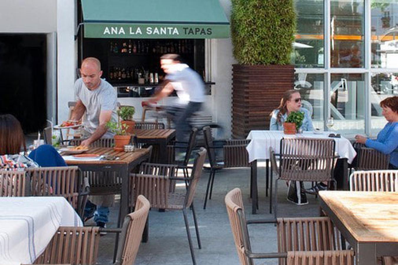 Imposible estar más en el meollo madrileño que sentado en la  terraza de Ana la Santa , en plena plaza, claro, de Santa Ana. Hazlo en el teléfono 91 701 60 13 y disfruta de sus arroces, sus  bocados vegetarianos  (las judías baby con chili y sésamo son un must) y sus  tapas con twist  como el tiradito de cevina con olivada o las cigalitas a la brasa con Santurce.