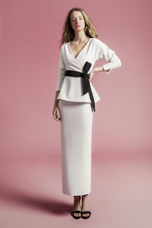 Vestido de novia formado por una falda recta tobillera y cuerpo de escote en pico cruzado con cinturón con lazada negro.