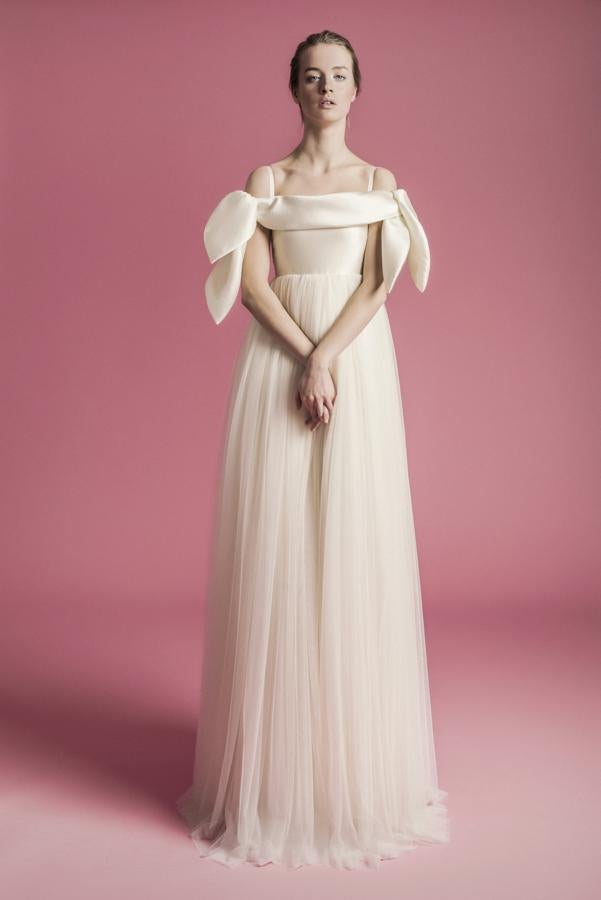 Vestido de novia largo de estilo romántico con escote off shoulder.