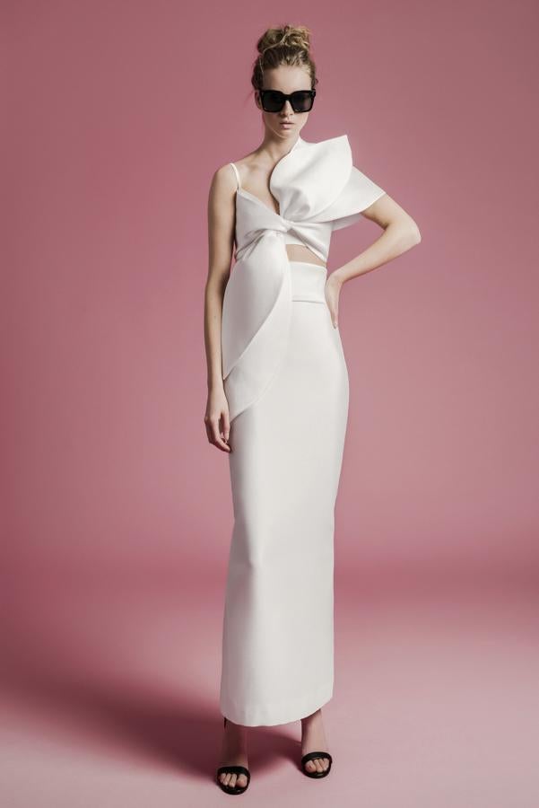 Vestido de novia formado por una falda larga de corte recto y un top de tirantes con nudo en el pecho.