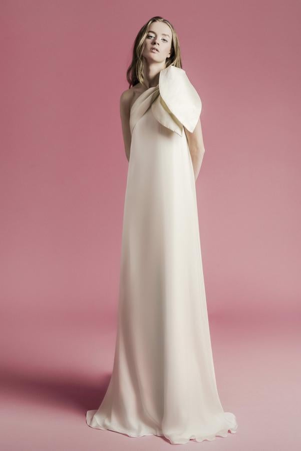 Vestido de novia largo de corte recto sin silueta marcada, escote asimétrico y nudo en un hombro.