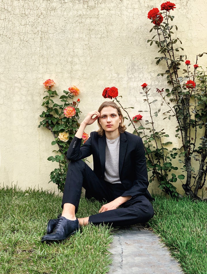 Es bailarín, se formó con Víctor Ullate y a sus 20 años tiene en mente distintos proyectos. “Mi pasión es cantar, pero el ballet exige dedicación exclusiva. Es una disciplina muy exigente que ahora no me permite compaginar otra cosa”. También le interesa la moda: “Me gustan las líneas minimalistas y el estilo andrógino, sin pautas establecidas. Suelo combinar colores esenciales, mi preferido es el azul”. Look: Traje y jersey de punto con manga corta, de Roberto Verino; zapatos de Antony Morato.