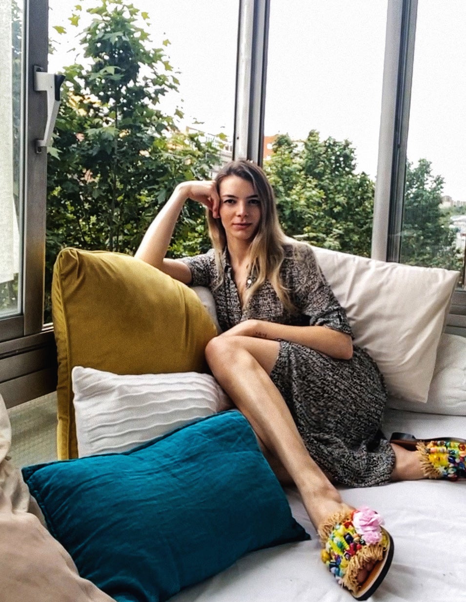 Modelo y estudiante de Administración y Dirección de Empresas, la crisis sanitaria le ha impedido viajar a EE.UU. para continuar sus estudios con una beca. “El año que viene”, dice resignada. Con 26 años, tiene un estilo tan jovial como su carácter: “Combino colores neutros con toques de mucho color y me gustan los tacones, que me parecen cómodos”. Sus secretos de estilo: “Cuando viajo, descubrir marcas que no encuentro aquí y combinarlas bien”. Look: Vestido de Roberto Verino y chanclas de palma trenzada y abalorios, de Loewe.