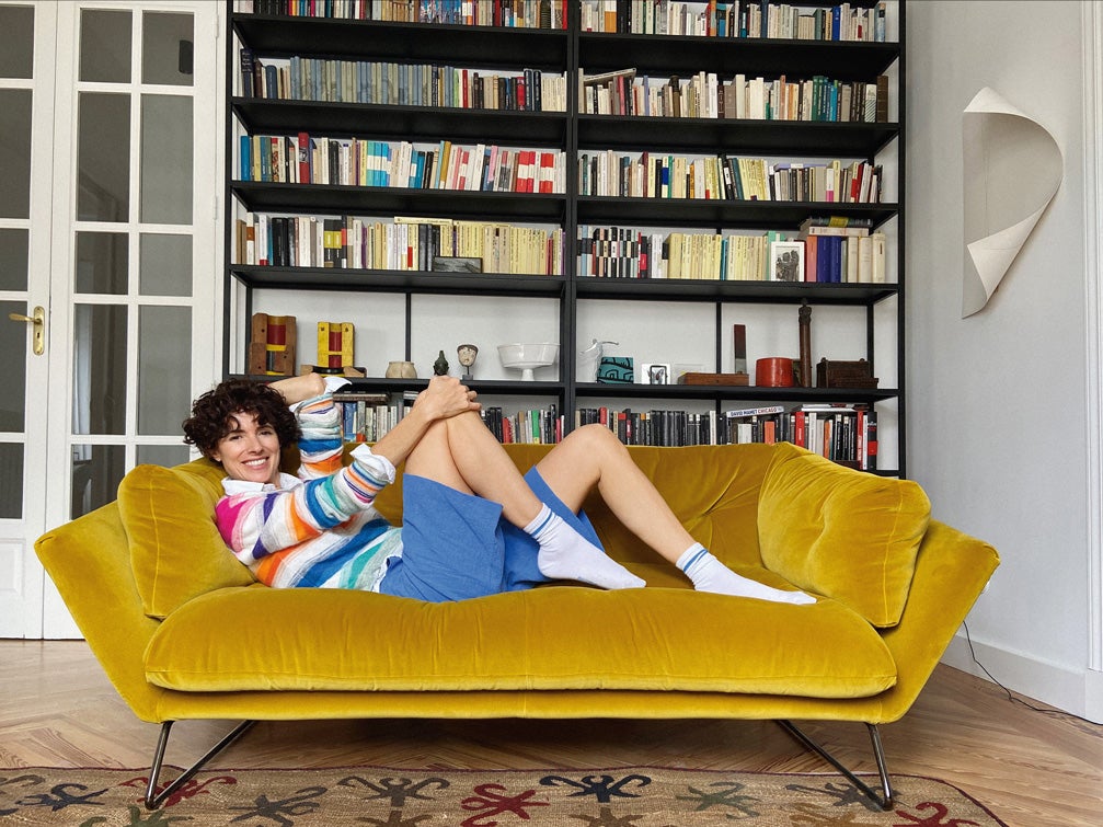 Es cofundadora de la firma Vajillas de Ultramar y trabaja como modelo desde muy joven, cuando dejó el Ballet de Zaragoza por las pasarelas. Vivió más de 10 años en Nueva York y ahora, con 48 años y dos hijos, reside en Madrid y comparte su tiempo entre la empresa de porcelanas y proyectos de moda. “La experiencia me ha hecho ver que las buenas piezas, como este traje de Verino, son las que funcionan muchos años”. Look: Pantalón bermuda (de traje completo) y camisa, de Roberto Verino; jersey de Loewe y calcetines de El Corte Inglés.