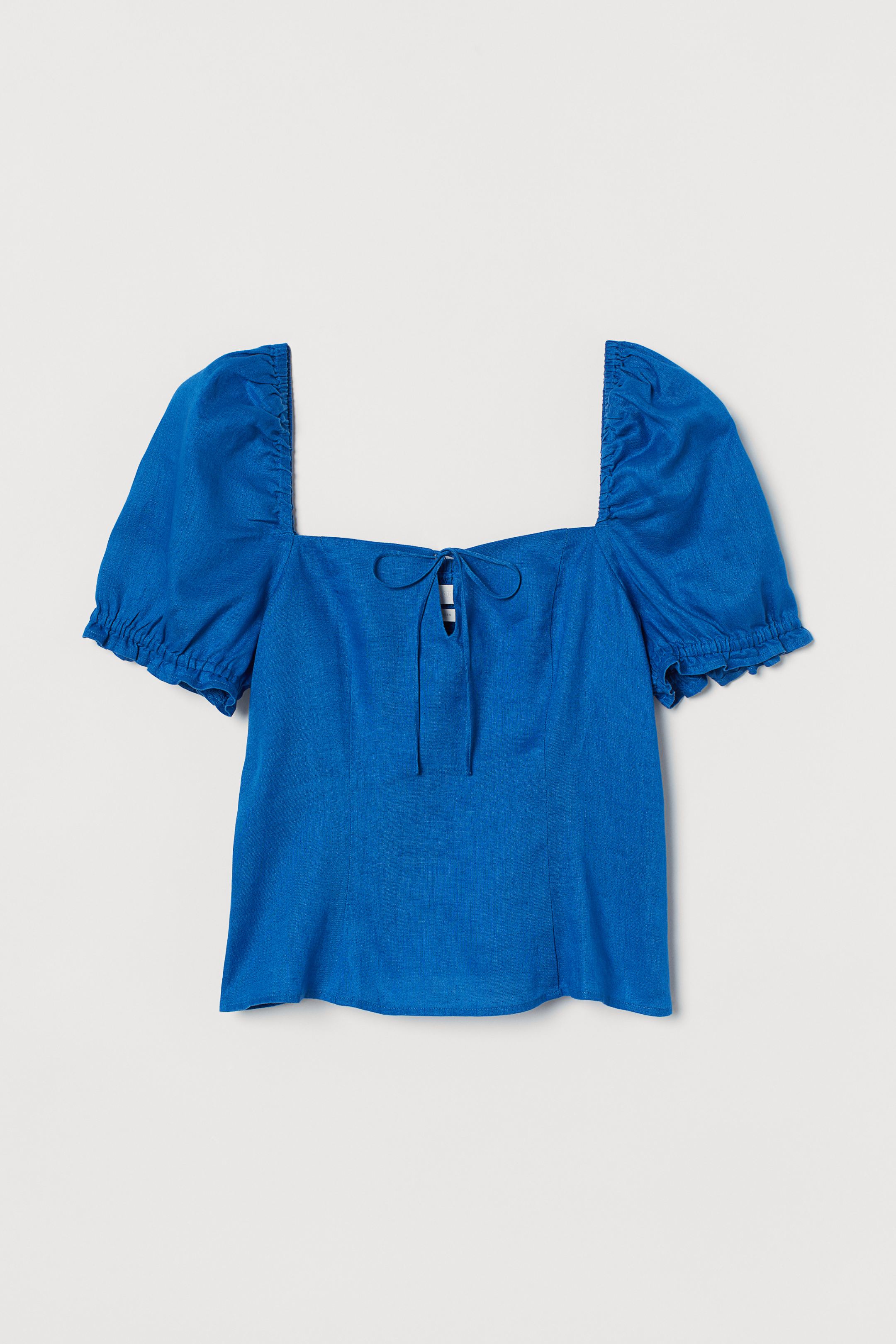 Blusa de lino con escote cuadrado y lazada en azul eléctrico de la nueva colección de H&M. (19,99 euros).
