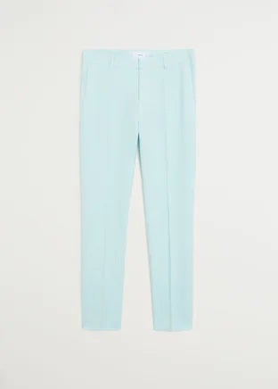Pantalones de traje en lino de la nueva colección de Mango en tono azul pastel. (29,99 euros).
