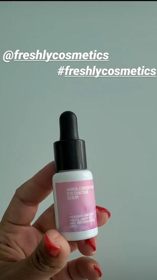 Paula explicó que ella pone especial atención al contorno de ojos por su tendencia a tener esa zona muy seca. Por ello, la hidrata con este sérum de contorno de ojos de Freshly Cosmetics (35 euros).