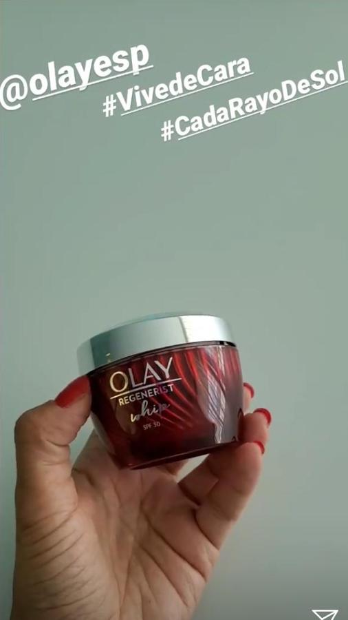 Por último, añade una crema hidratante de Olay. Paula comentó que ahora está usando la Regenerist Whip, una crema anti-edad ligera que contiene protección solar (24,95 euros).