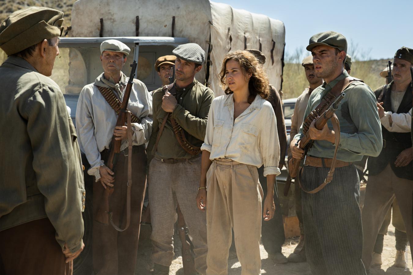 'Dime quién soy' (Movistar+, otoño) es la primera gran serie internacional de la plataforma: basada en la novela best seller de Julia Navarro, sigue los pasos de una joven española, Amelia Garayoa, cuya vida coincide con los grandes acontecimientos históricos del siglo XX, desde el nazismo hasta el espionaje de la Guerra Fría. Irene Escolar interpreta el papel protagonista.