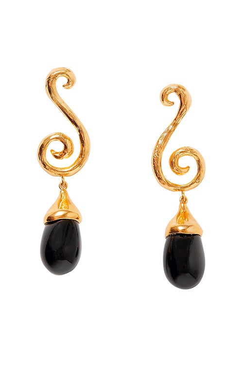 Pendientes de oro amarillo y cristal, de Sophie Buhai (655 €).