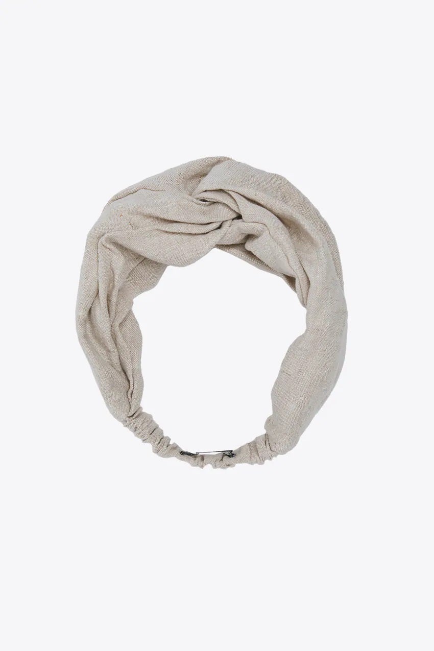 Turbante de lino para el pelo en color beige de la nueva colección de Zara. (7,95 euros).
