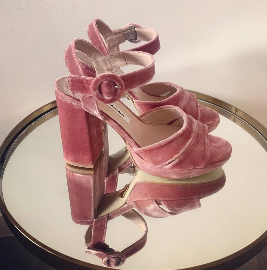 Sandalias de terciopelo rosa con tacón ancho, de Javier Gonzalo (310 euros).