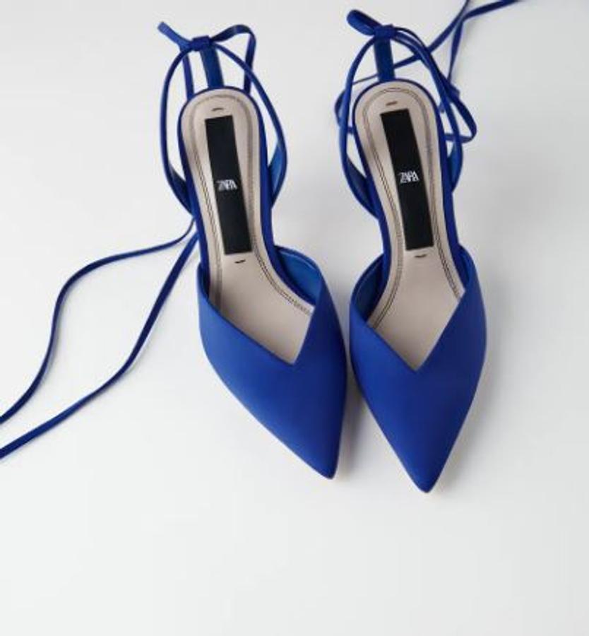 Salones destalonados con tiras atadas al tobillo, de Zara (29,95 euros).