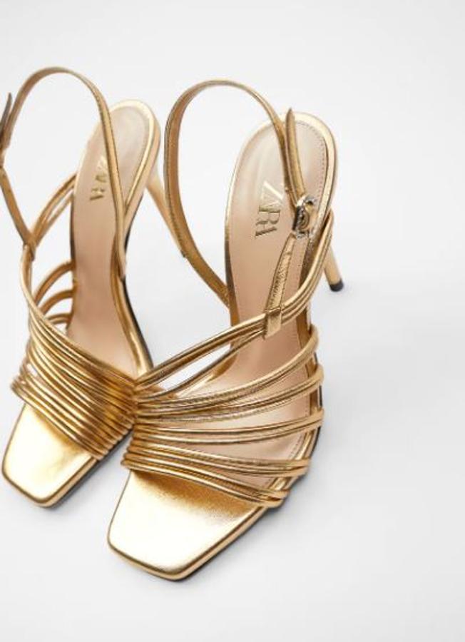 Sandalias doradas con tiras, de Zara (59,95 euros).