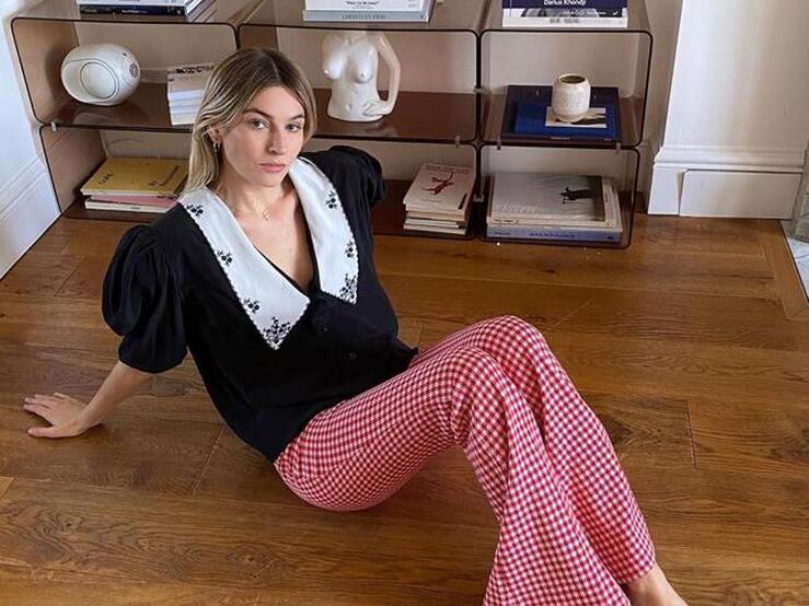 Fotos: Las influencers internacionales saben cómo combinar prendas negras este verano sin perder estilo