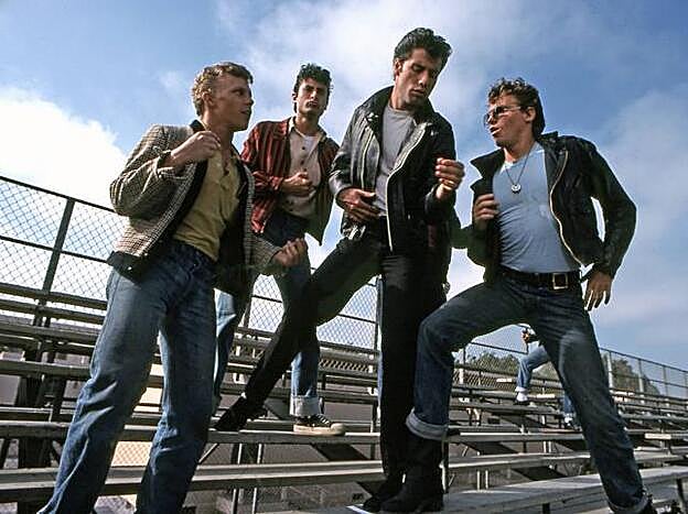 Aquí Danny Zuko y parte de la panda masculina.