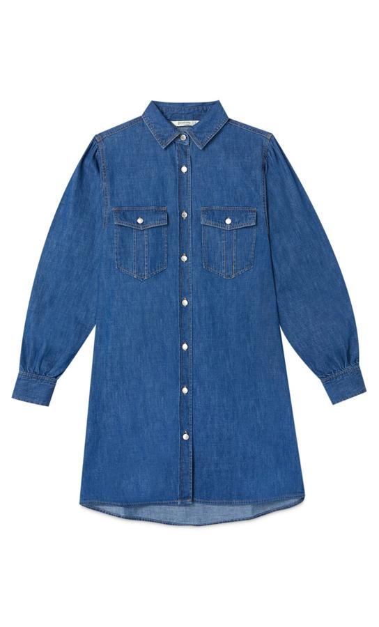 Camisa de tejido vaquero con bolsillos frontales y mangas abullonadas, de Stradivarius (12,99 €).