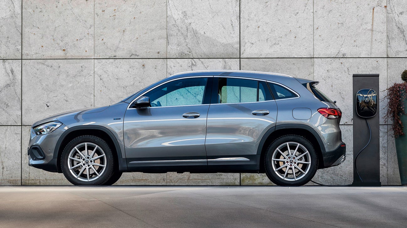 La marca con la gama más extensa de híbridos enchufables, tanto gasolina como diesel, lanza este mes la versión del atractivo SUV compacto GLA con este tipo de propulsión. Alcanza 61 km movido solo por la electricidad de sus baterías, que además no reducen la capacidad del maletero. Desde 48.000 €. Etiqueta 0.