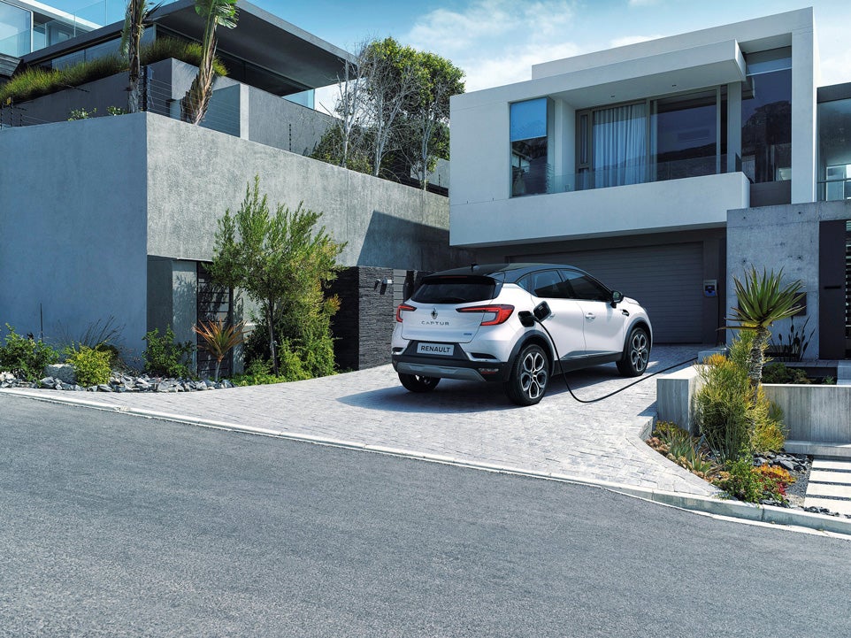 El primer híbrido enchufable de Renault es este SUV compacto que se fabrica en exclusiva en España. Con autonomía eléctrica de 45 km y muchas posibilidades de personalización. Desde 29.000 €. Etiqueta 0.